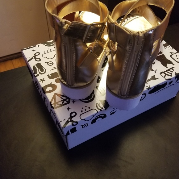 Shoes - Picture 4 of 6